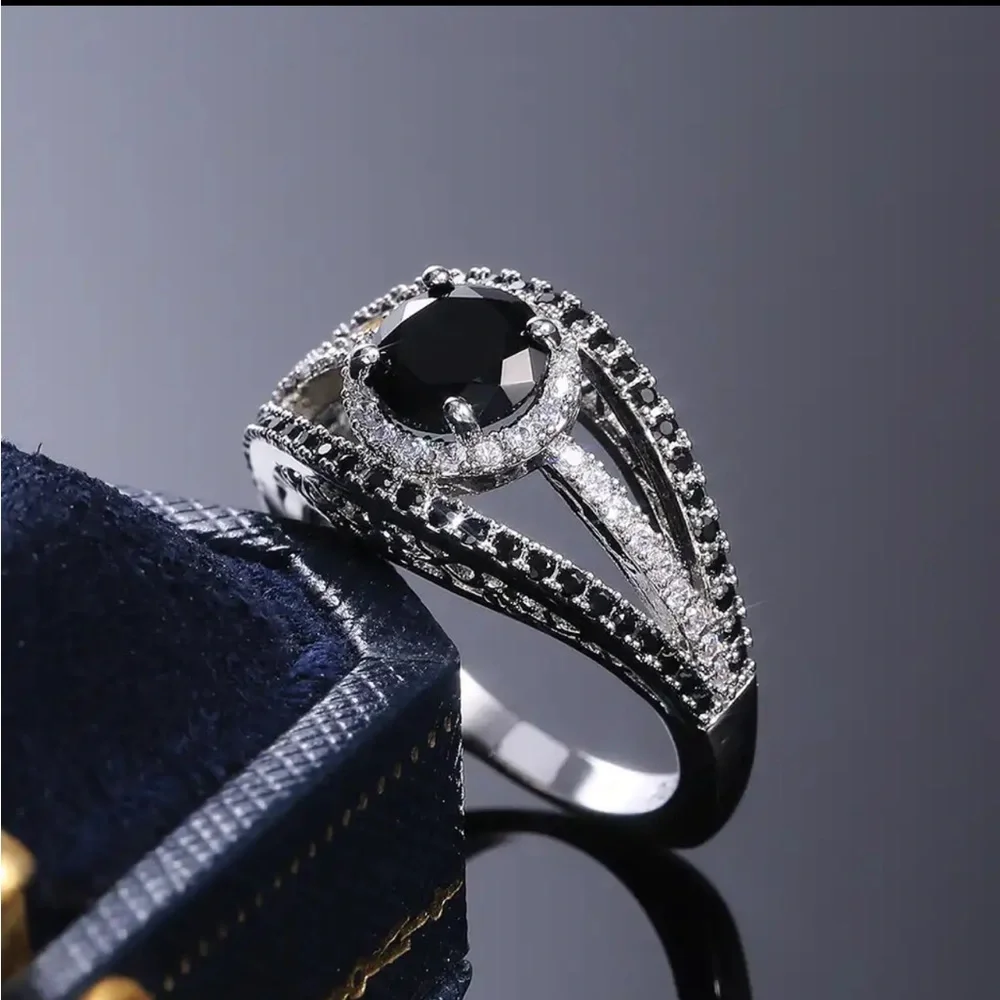 New 925 Silver Beautiful Black Sapphire Ring - Picture 1 of 2